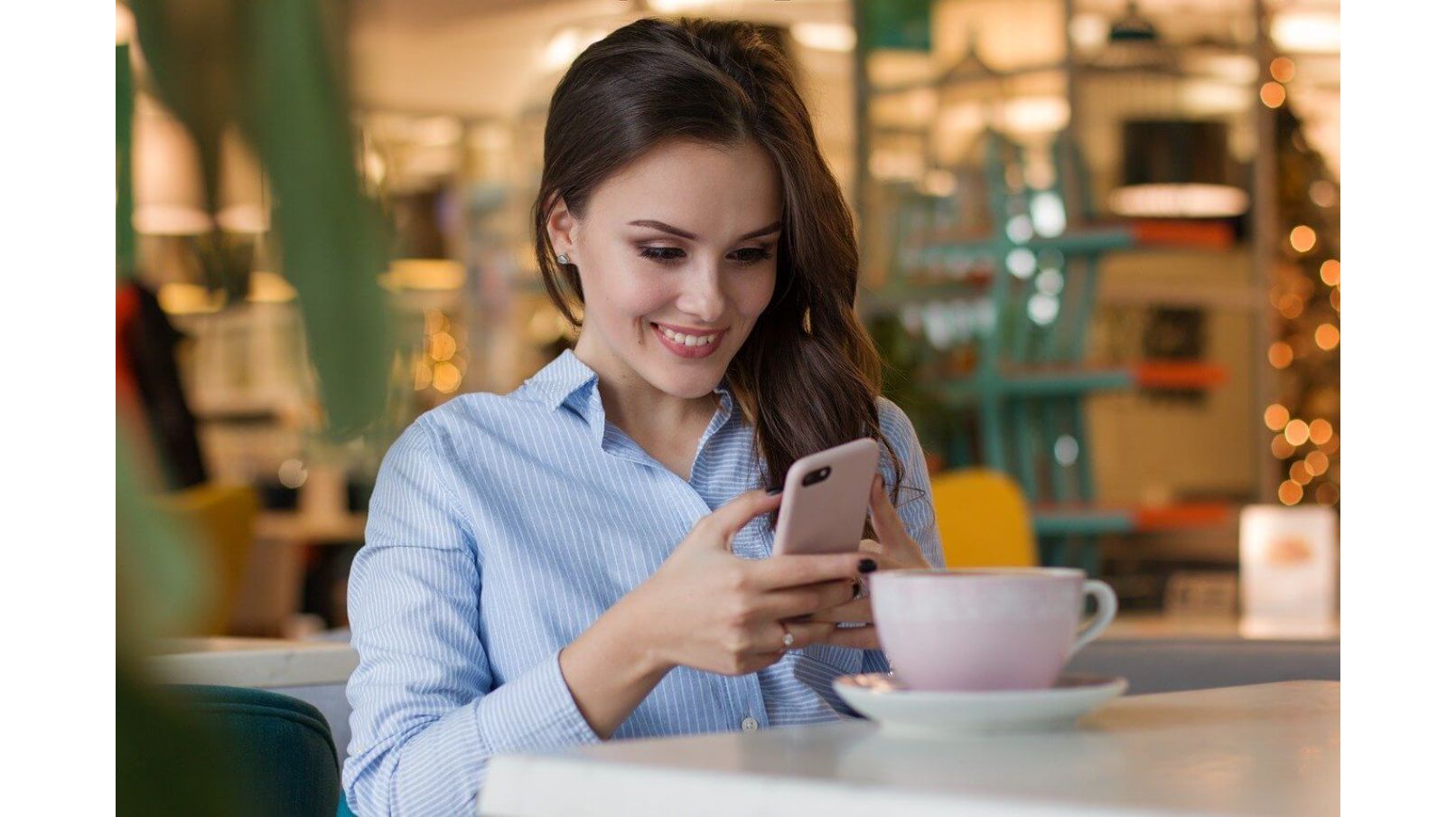 スマホを見ている女性