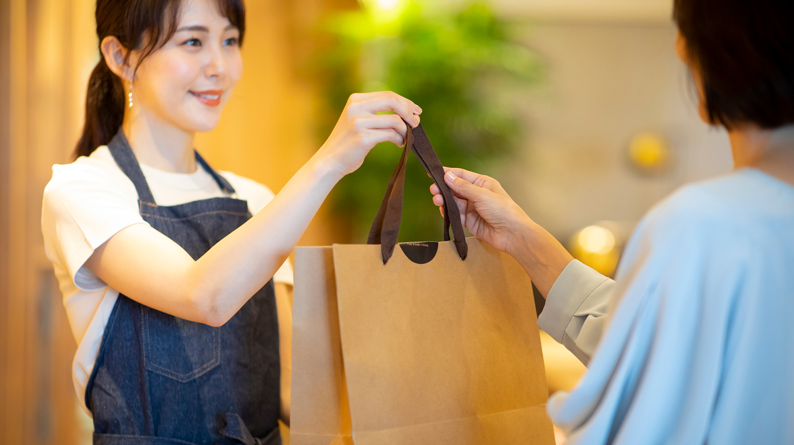 商品を手渡している女性スタッフ